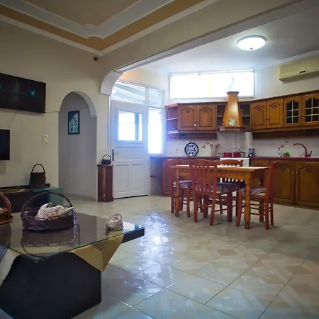 Athina アパート *